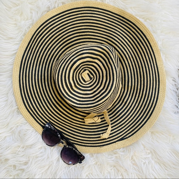 Banana Republic | Striped Floppy Sun Hat - Picture 2 of 4